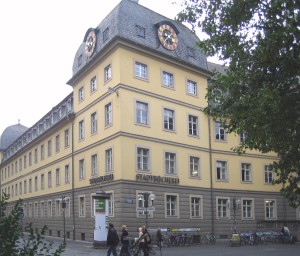 Das Alte Stadthaus wird Teil des Haus der Bildung. Foto: Johannes Schott / Wikipedia:  Creative-Commons-Lizenz „Namensnennung – Weitergabe unter gleichen Bedingungen 2.0 Deutschland“ lizenziert.  